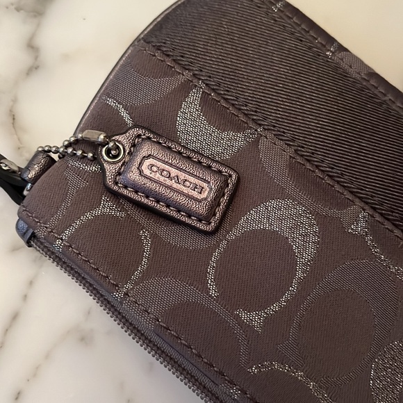 Coach wristlet- like new condition - Picture 9 of 13